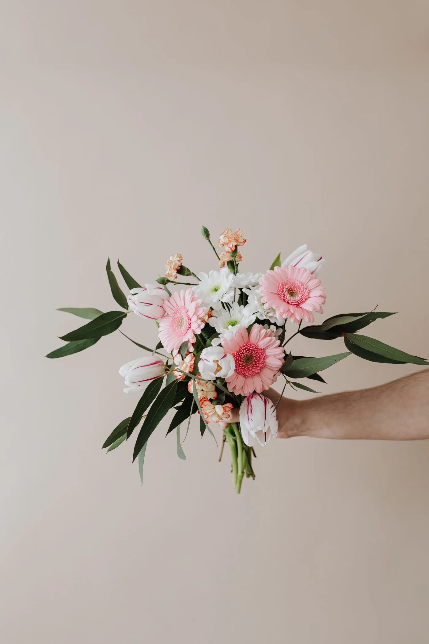 Naturmaterialien und getrocknete Blumen für nachhaltige DIY-Deko